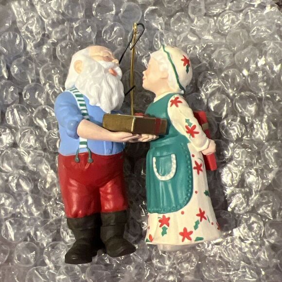 1992 Hallmark The Gift Exchange Mr & Mrs Claus Series Keepsake Ornament #7 - Picture 3 of 6